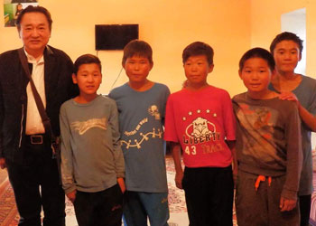 モンゴルの孤児院へ義援物を届ける